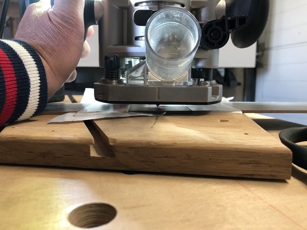 Fraise en V pour pointer le bon endroit, et "claquer" la base sur le scotch