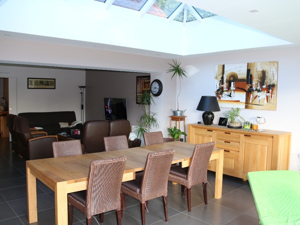 Bahut et table de salle