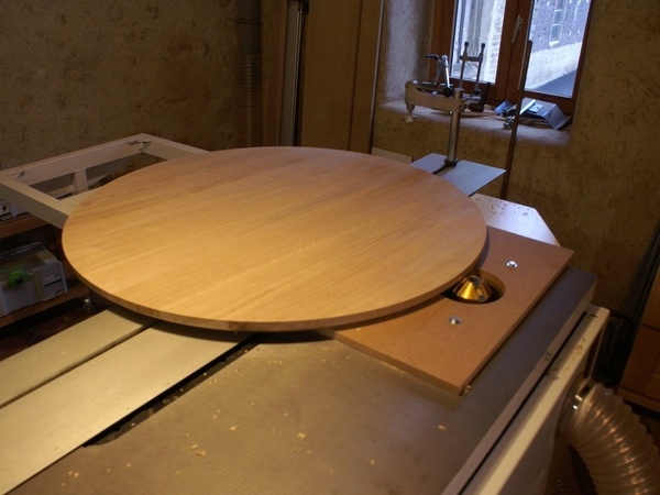 Chanfrein à 45° sur un plateau circulaire réalisé à la toupie