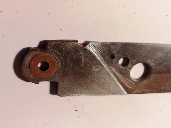 Exemple de ce qu'il ne faut pas faire... J'avais négligé pendant les essais de poncer les platines et de mettre la petite rondelle. Regardez les rayures !!