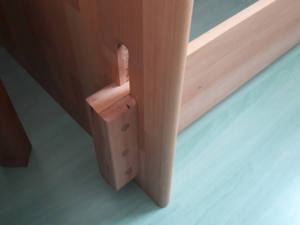 encochement d'un côté sur le pied de lit