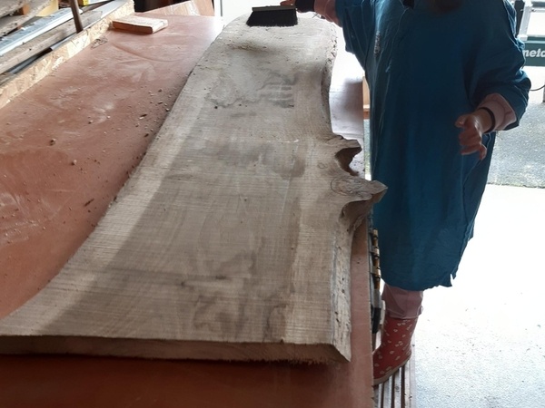 Ma fille qui prépare le bois