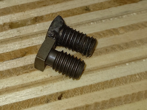 Le filet de l'ancienne vis pars en miettes et il manque au moins de tours de filet.