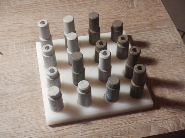 Jeu de quarto fabriqué au lycée (avec formes carrées remplacées par des gorges)