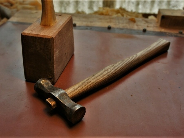 Maillet et marteau.