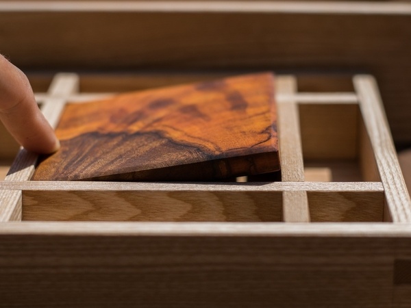 On ouvre le compartiment en appuyant dessus