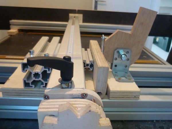 Roue dentée qui entraine la tige filetée et déplace le guide parallèle