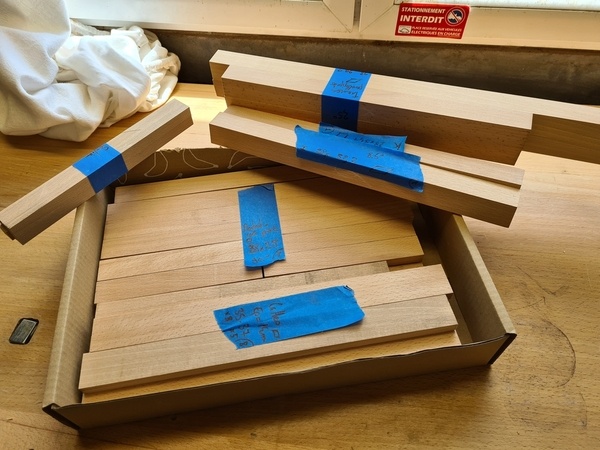 On conserve toujours les pièces par groupes sinon on va se mélange les pinceaux.