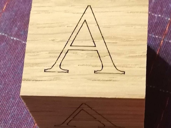 Détail du contour gravé au laser, avant pyrogravure