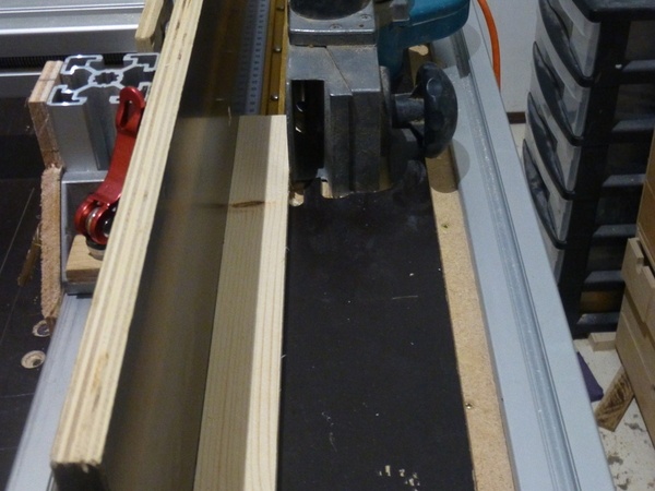 Rabot (une vielle B&D). L'avancée du guide parallèle permet de raboter avec précision.