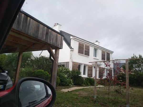 Bardage et carport en châtaignier et volets en cèdre