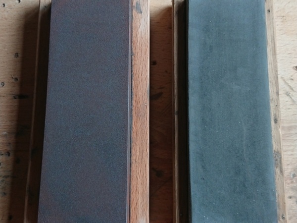 À gauche l'India à droite la bleu des Pyrénées