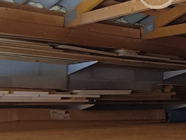 rack pour chutes de bois scellé dans le mur: le bois ne repose pas sur le plancher