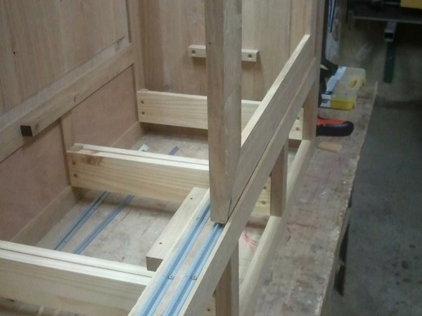 détails des rails, des joues des tiroirs et tasseaux du fond