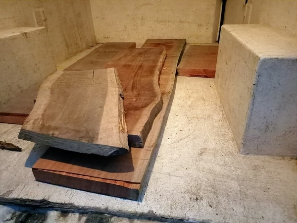 c'est chargé dans le camion, le petit plateau de chêne sur le dessus !