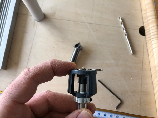 Réglage de la butée à la profondeur de l'aimant que l'on voit à droite