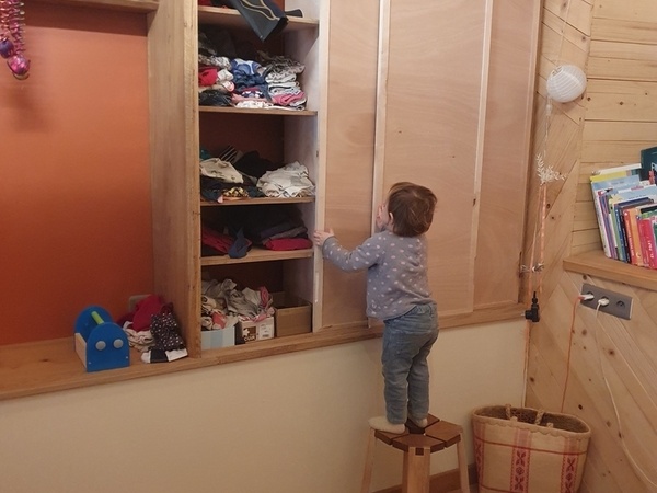 On salut au passage le tabouret Zeloko qui est lui aussi léger et facile à déplacer dès l'âge de 2 ans !