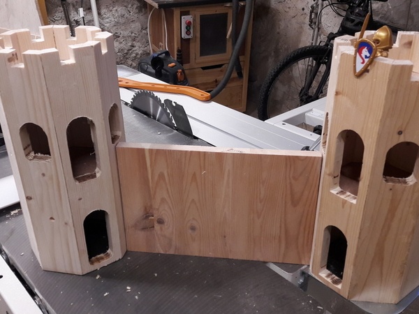 Ca devrait ressembler un peu à ça, avec créneaux, chemin de ronde, etc...