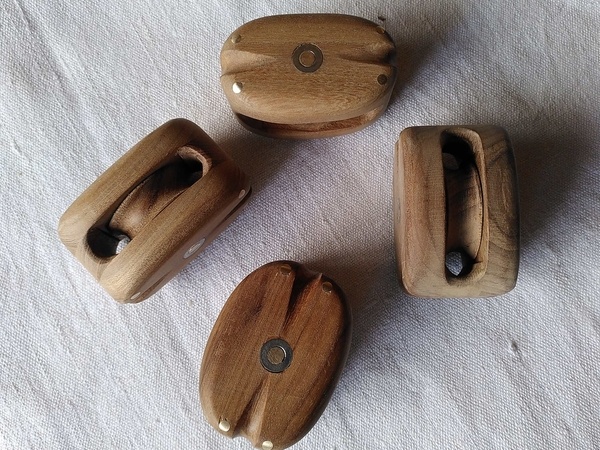 Deux poulies sont en teck, les deux autres sont en orme.