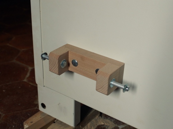 Support fixé au châssis de la combinée