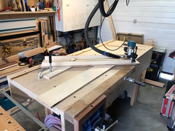 Au premier plan, la règle posée sur l'établi