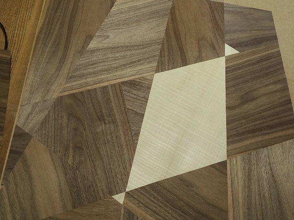 Il manque encore une bande de placage à droite, ce qui ramènera l'érable plus au centre