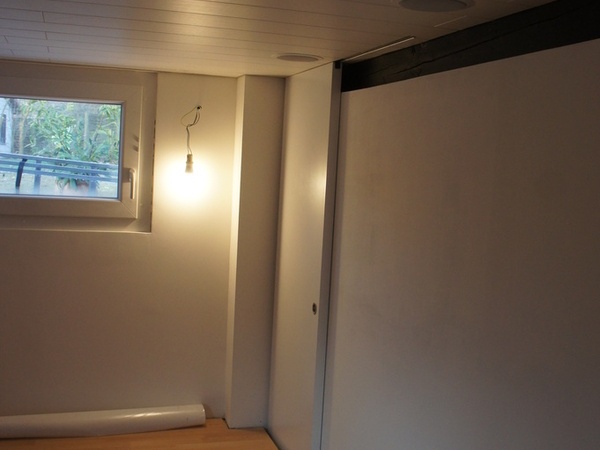 Porte MDF laquée, le mur sert d'écran.