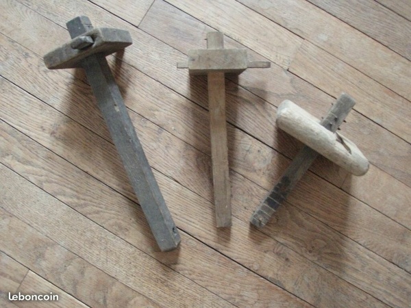 Deux trusquins traditionnels à clé, et un trusquin d'assemblage à pointes fixes