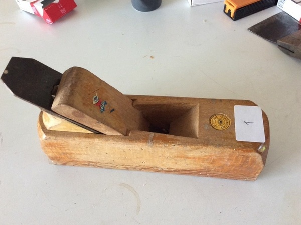 Exemple de rabot Goldenberg avec vis de réglage du contrefer et semelle rapportée en chêne vert