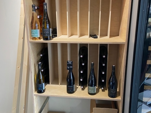 Un meuble à étagères, rangement vertical.