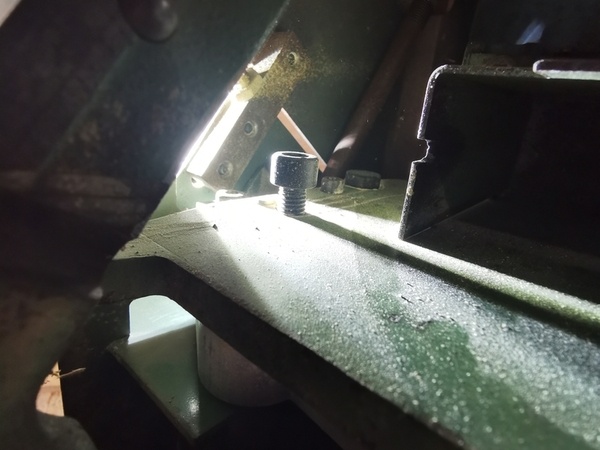 Vue par dessus, lame retirée et inclinaison à 40° pour voir ces 3 vis situes sur notre droite (pas facile à prendre en photo d'ailleurs !
