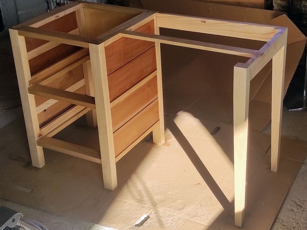 Caisson et piétement assemblés