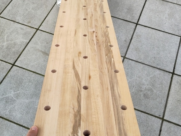 Le plateau avant, celui qui accueillera les presses, avec trois rangées de trous.