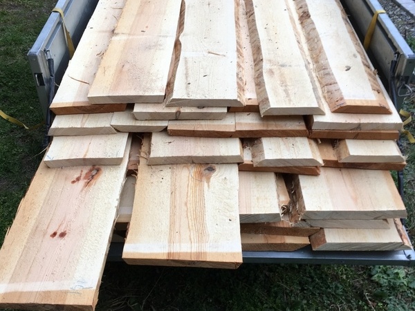 La matière brute (plateaux de pin sylvestre 18 - 27 - 35 mm)