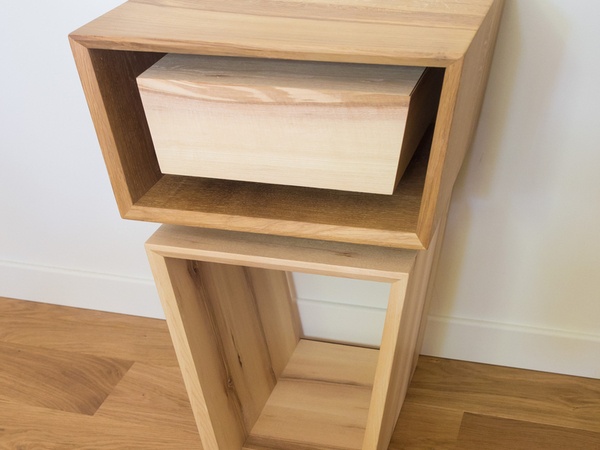 Calé contre le mur, la plinthe ne gêne pas.