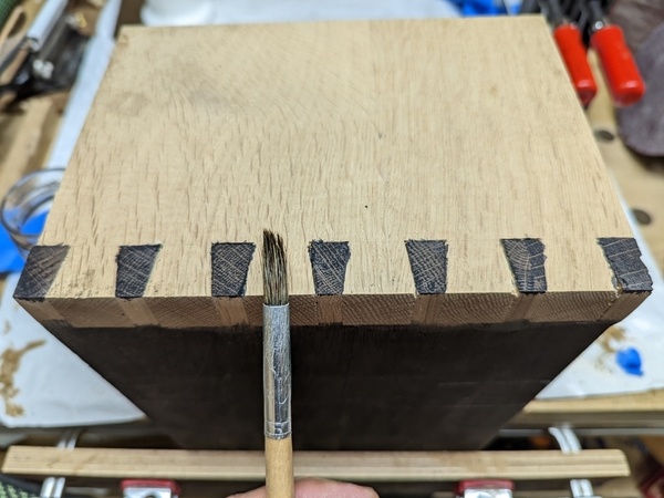 Le pinceau utilisé : plutôt grossier, sans pointe bien définie