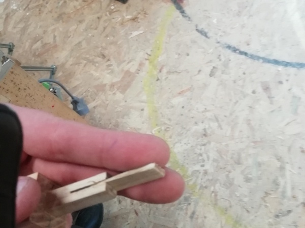 petit coin en chêne destiné à serrer le collage et à être fumé pour le contraste