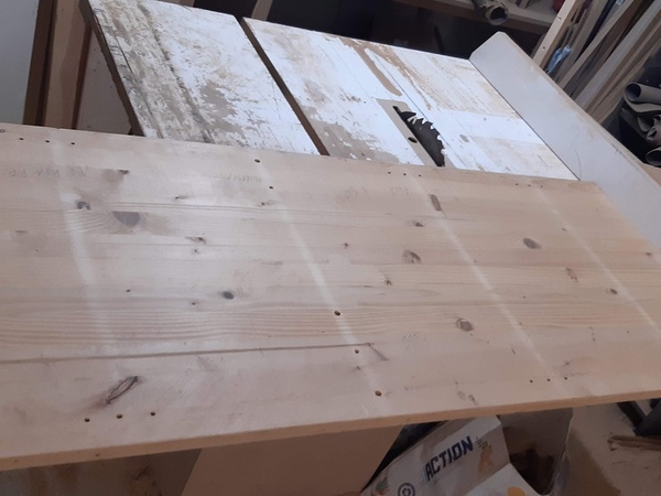 la planche de départ avec tous ses trous car c'est un côté d'armoir je pense