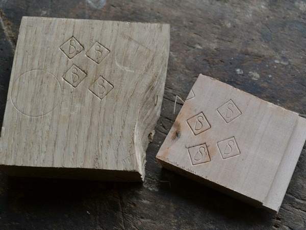 Empreintes de la seconde sur bois de fil