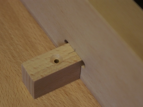 Taquet de fixation d'un plateau sur un piétement de table