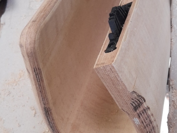 moulure de l'érable avec un bout du quart de rond fait au ciseau car l'affleureuse ne passait pas