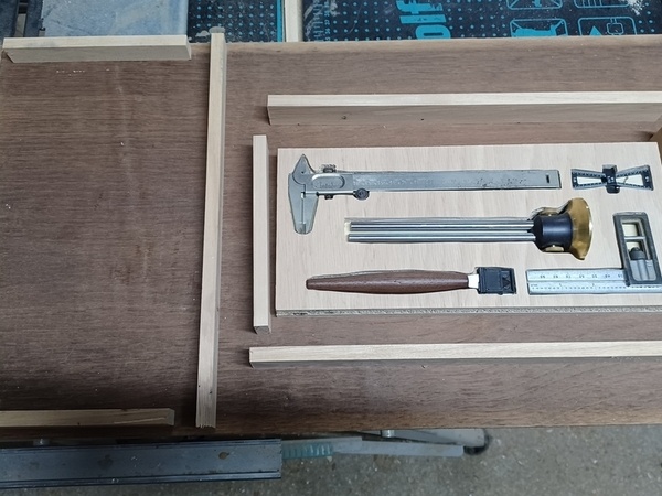 Les pièces débitées sur le contre plaqué d'une vieille armoire