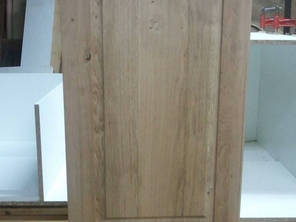 côté du buffet et plinthe, à blanc