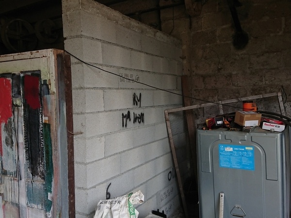 ajout d'un muret en ciment côté intérieur droit du hangar (la même chose côté gauche - cf 1eres photos avec les fissures - n'est pas possible à cause de la route)