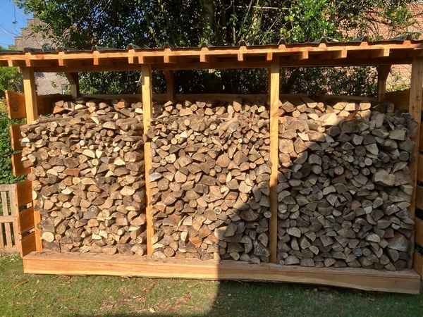 Abri rempli de bois.