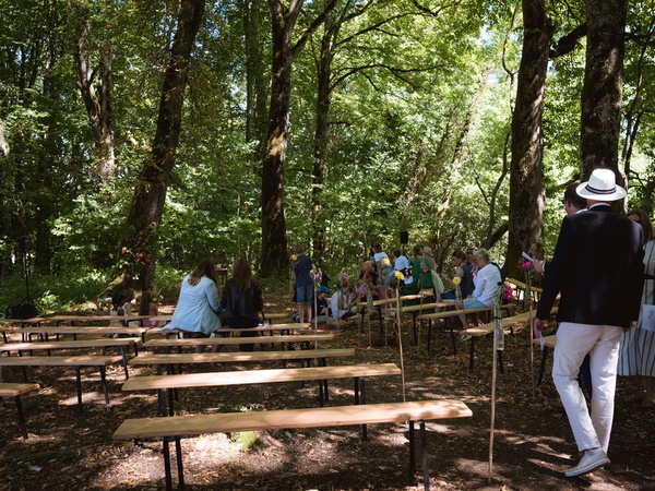 Les bancs en place dans leur clairière