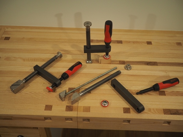 Un éclaté, un assemblé et un en position