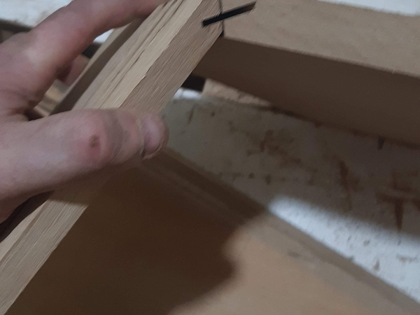 deux rainures en face l'une de l'autre