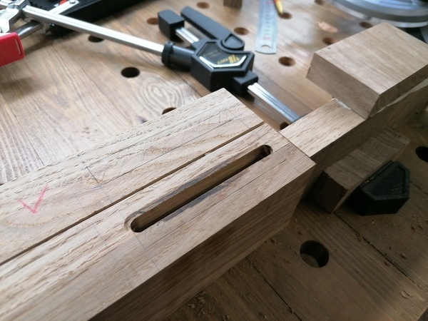 1ere mortaise, le debut d'une longue série de mortaises et rainures dans ces traverses longues