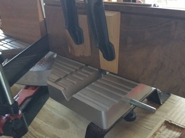 la première coupe  rainure en haut face à soi à l'aide de 2 presses pour bien plaquer la planche contre la cale